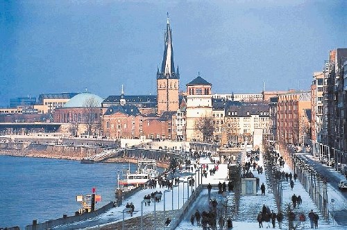 Düsseldorf (Nemčija): Za nekatere je glavno mesto Severnega Porurja in Vestfalije zelo presenetljivo na tako visokem mestu,...