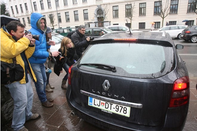 Hišne preiskave 5.4.2013 zaradi suma zlorabe položaja in pranja denarja - preiskovanje povezave odvetnika Mira Senice z...