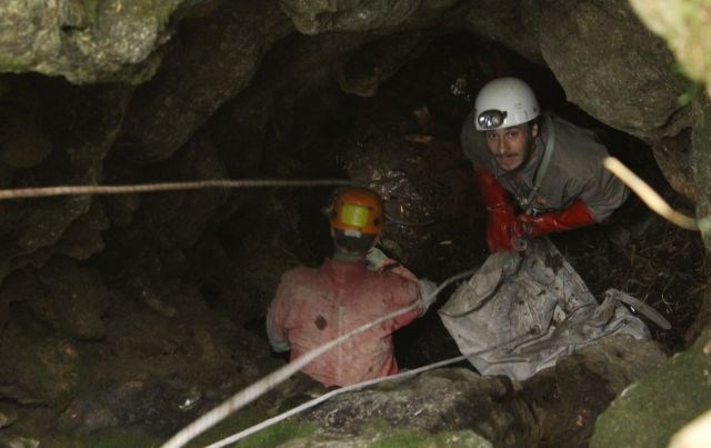 Iz jame so potegnili okoli pet kubičnih metrov smeti. 