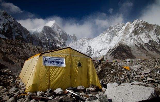 Ena najbolj tragičnih nesreč na Everestu: življenje izgubilo dvanajst oseb (foto)