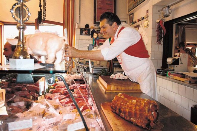 Dario Cecchini v svoji mesnici v Panzanu vse dni v tednu sprejema množice turistov, ki so k njemu prišli poskusit katero od...