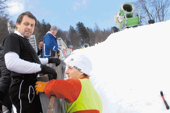 Na doskočišču je snega že zdaj dovolj, gradbena dela se izvajajo na zaletišču letalnice. 