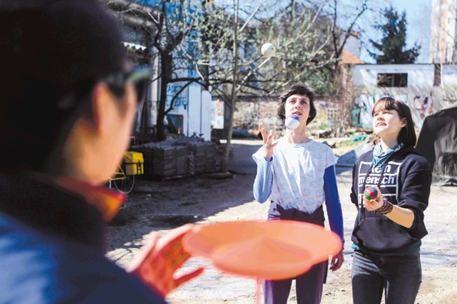 Sončni sobotni dan je na dvorišče centra privabil tudi otroke, ki so preizkušali in vadili svoje cirkuške spretnosti. 