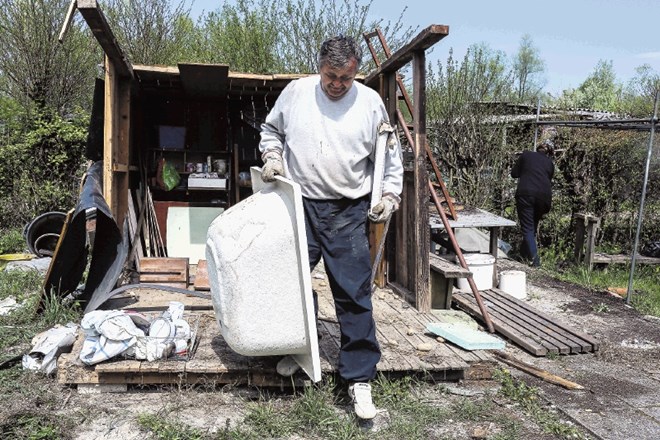 Vrtičkarji morajo do 4. maja z vrtov sami odstraniti barake, ute in lope, sicer bodo to na njihov račun storili v mestni...