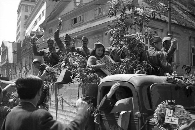 Tovornjak s partizani, ki pozdravljajo Ljubljančane, 9. maj 1945. (Foto: Klaus Vladimir - Klis, hrani: Muzej novejše...