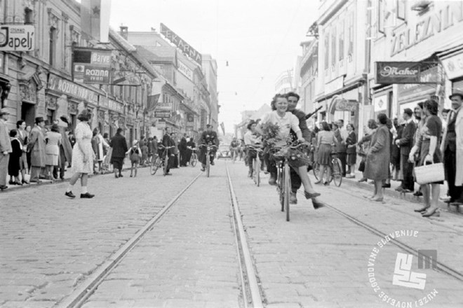 Današnja slovenska cesta ob 9. maju 1945. (Foto: Maksimiljan Zupančič, hrani: Muzej novejše zgodovine Slovenije) 