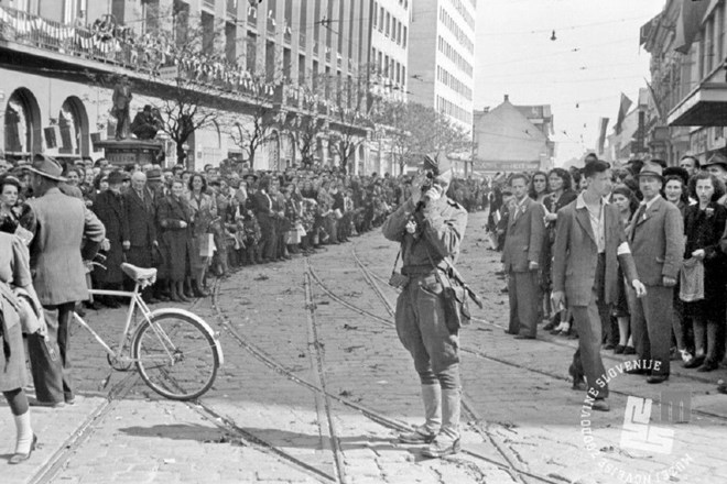 Vojni reporter Milan Štok fotografira v središču Ljubljane. 9. maj 1945. (Foto: Maksimiljan Zupančič, hrani: Muzej novejše...