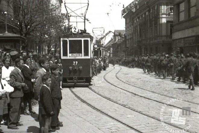 Sprejem partizanov pred palačo »Bata« (današnja Nama) na Slovenski cesti. 9. maj 1945. (Foto: Jože Šmuc, hrani: Muzej novejše...