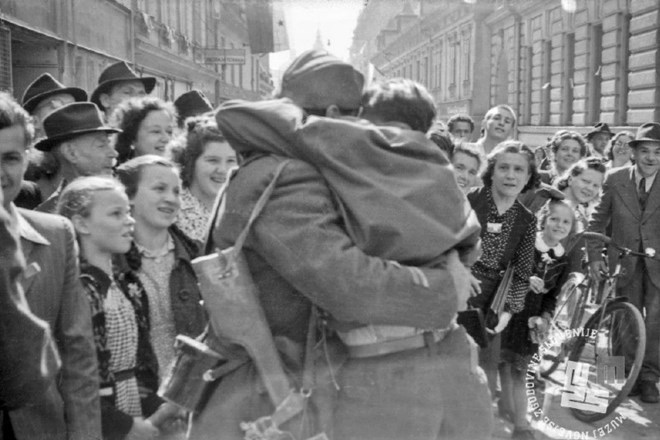 Ob osvoboditvi Ljubljane. 9. maj 1945. (Foto: Rudi Stopar, hrani: Muzej novejše zgodovine Slovenije) 