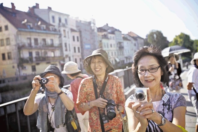 Italijani so v Ljubljani po obisku in ustvarjenih prenočitvah še vedno številka ena med tujimi turisti, a jim vse bolj dihajo...