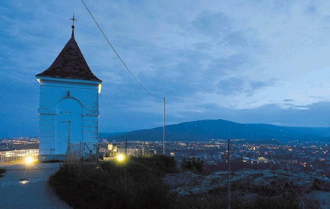 Pogled z letnega kina na osrednjem mariborskem hribu Piramida 