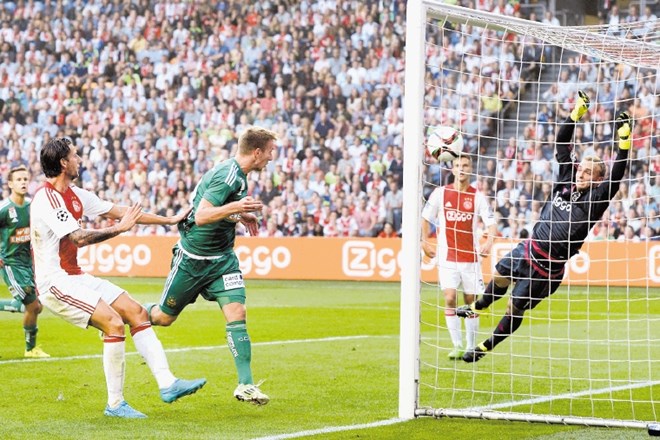 Robert Berić (v zeleni majici) je takole dosegel vodilni gol za Rapid proti Ajaxu v Amsterdamu. 