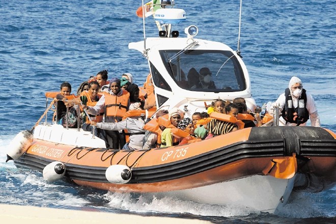 Italijanska obalna straža in druge ladje, ki sodelujejo v evropski operaciji Triton, migrante rešujejo vsakodnevno. Vseh...