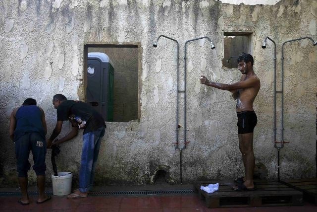 Improvizirana kopalnica pri zapuščenem hotelu na otoku Kos. (Foto: Reuters) 