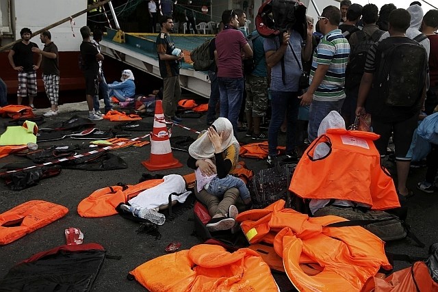 Kaos pred trajektom, ki ga je grška vlada poslala na Kos, da bi pospešila registracijo migrantov. (Foto: Reuters) 