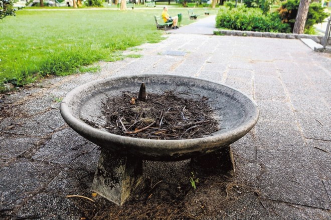 Fontana med igriščem za mini golf in poligonom za rolkanje  na daleč razkriva, da v njej že veliko časa ni tekla voda. To je...