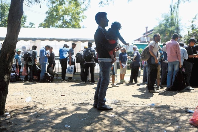 Številne humanitarne organizacije ponujajo pomoč beguncem, po svojih močeh pomagajo tudi vaščani Miratovca, ki smo ga...