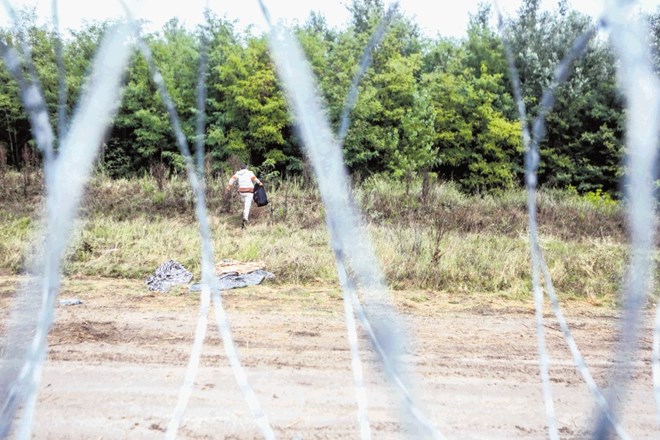 1: Madžarska ograja še zdaleč ni tako nepremagljiva. Beguncem vedno znova uspe preplezati ograjo ali  pa se izmuzniti pod...