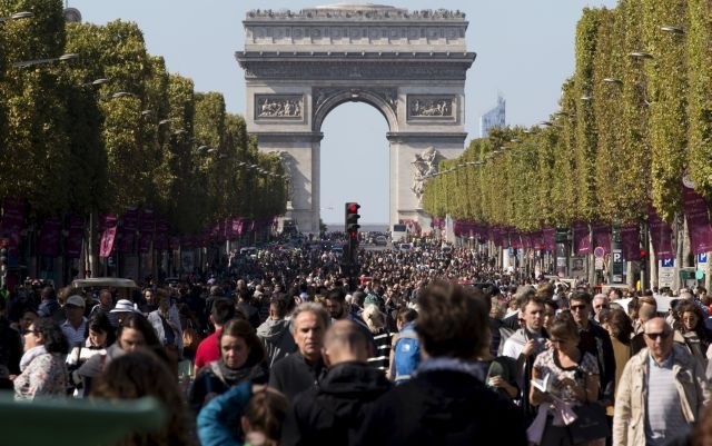 Elizejske poljane so v nedeljo preplavili pešci, ne pa avtomobili. (Foto: Reuters) 