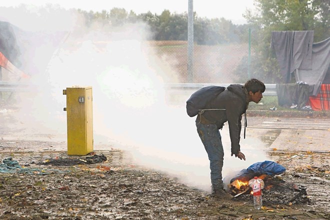 Ljudje so pred mejnim prehodom Središče ob Dravi obtičali v nečloveških razmerah. Stiska prebežnikov v deževni noči je bila...