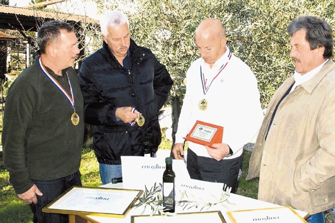 Na ocenjevanju lanskega pridelka oljčnega olja v Splitu so se izkazali tudi oljkarji iz spodnje Vipavske doline (od leve...