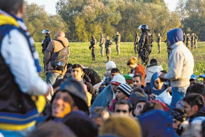 Četudi je vojaška pomoč pri obvladovanju begunske krize nujna (na fotografiji vojaki in policisti v Rigoncih), poznavalci...