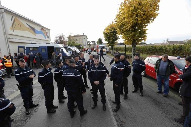 Na kraju nesreče je ogromno policistov in gasilcev. (Foto: Reuters) 