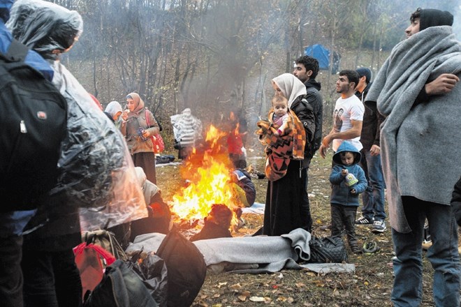 Mladostniki se v »tamponski« coni kratkočasijo z igranjem nogometa, odrasli se grejejo ob ognju. Nekateri najbolj izmučeni...