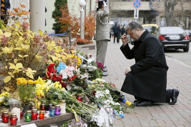 Francija izvedla zračne napade na sedež IS v Siriji; identificirali že štiri napadalce