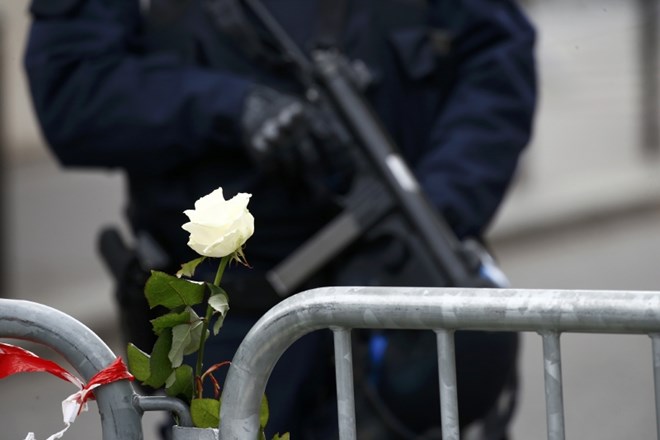 Francija izvedla zračne napade na sedež IS v Siriji; identificirali že štiri napadalce