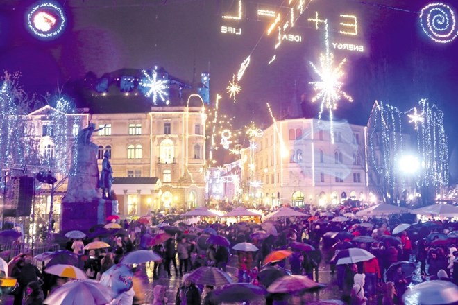 Lani so praznične lučke prižgali 3. decembra, na rojstni dan pesnika Franceta Prešerna, letos bo praznična razsvetljava...