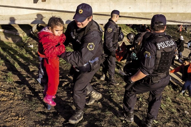 »Naši policisti delajo v zelo težkih razmerah in urejajo položaj, ki ne zadeva zgolj Slovenije, ampak je pomemben za vso...