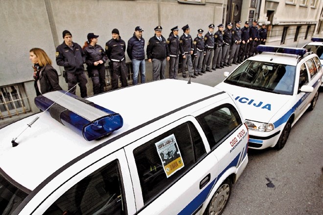 Policijska stavka za zdaj ostaja mehka. Vlada bo z možmi v modrem pogajanja nadaljevala v ponedeljek. 