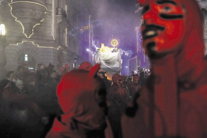 Ko se je iz meglic prikazal Miklavž na posebnem pravljičnem vozilu, je med otroki završalo od navdušenja. Veselja malim...