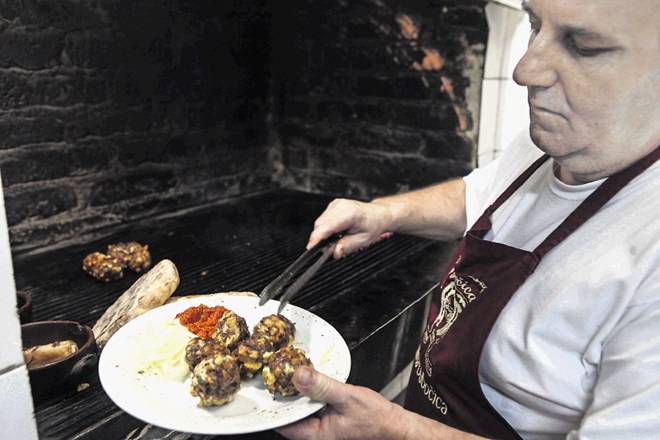 Nebojša Stanković iz Leskovca, v gostilni Dubočica na Zaloški mojster za žar, poleg čevapčičev peče tudi špikane uštipce in...