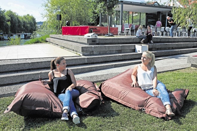 Na prenovljeni Špici obiskovalci na kopanje v hladni Ljubljanici še čakajo. 