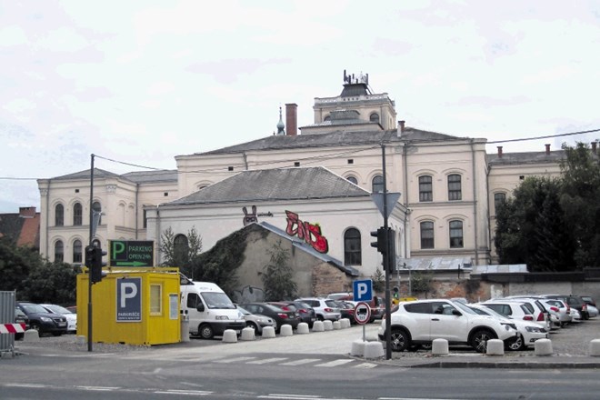 Na Slovenski cesti 16, kjer je zdaj zgolj eno od  parkirišč, je bilo nekoč v bifeju Šumi shajališče umetnikov. »Veliko se je...