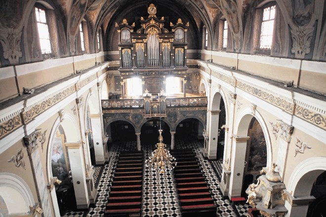 Medtem ko se na Prešernovem trgu ponavadi drenja množica turistov, le redki zaidejo v kakšno od cerkva. Recimo v bližnjo...