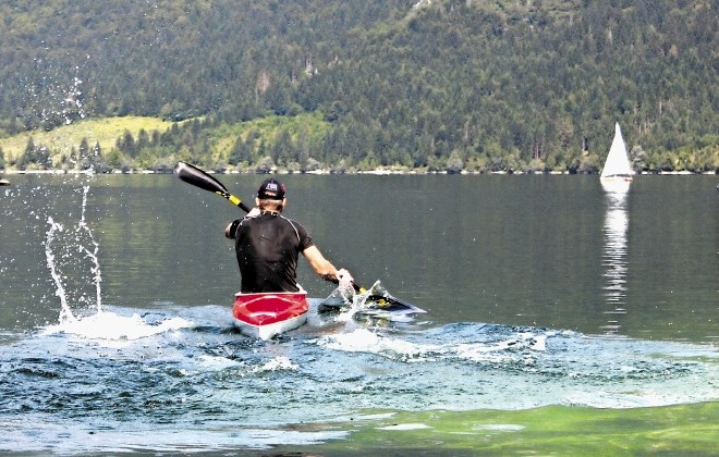 Bohinjci so tarča ostrih besed, odkar so sprejeli odlok, po katerem bo treba  s plovili vstopati v jezero na določenih mestih...