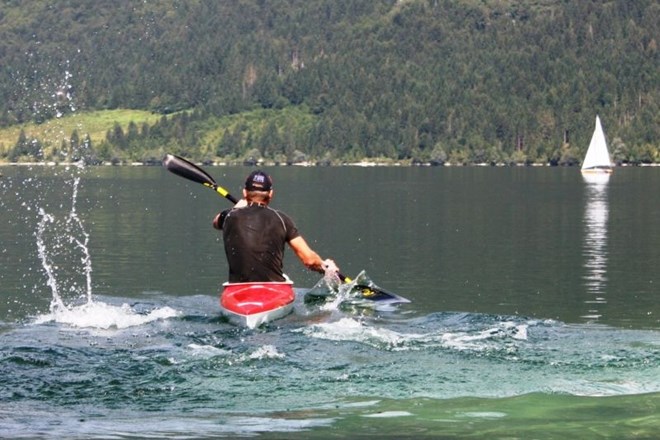 Bohinjci so tarča ostrih besed, odkar so sprejeli odlok, po katerem bo treba  s plovili vstopati v jezero na določenih mestih...