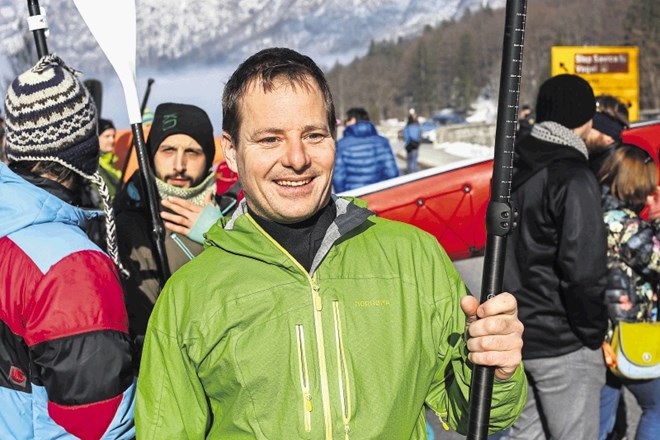 Gregor Strnad, veslač na deski in vodja protestnega shoda: »Moti me, da odlok določa, kje je treba iti v vodo.«