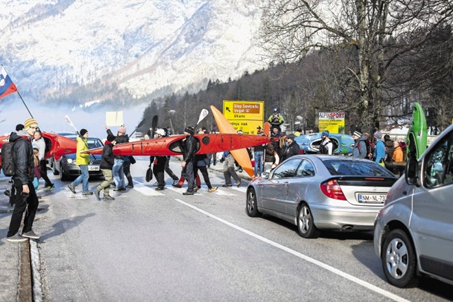 Ljubitelji veslanja so v Ribčevem Lazu v bližini Bohinjskega jezera v znamenje protesta proti plovbnemu režimu z vesli in...