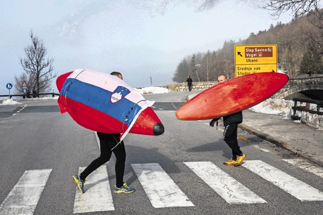 Da gre za nacionalni problem, ne le za bohinjskega, so protestniki dokazovali tudi s čolni, opremljenimi z zastavami.