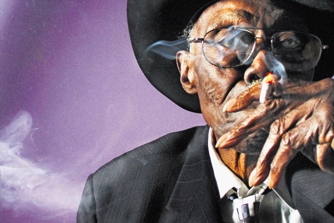 Pinetop Perkins pri 103 letih še vedno gode in obenem velja za najstarejšega dobitnika grammyja.