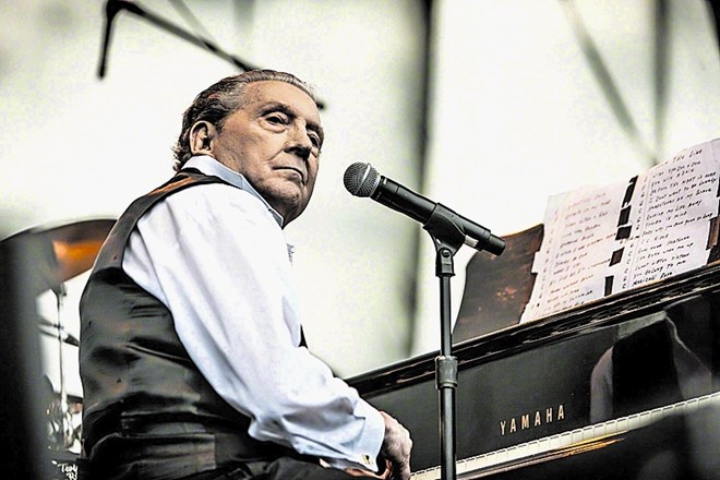 Jerry Lee Lewis s svojo pojavo pri 81 letih zanika teorije o večji trdoživosti črne rase