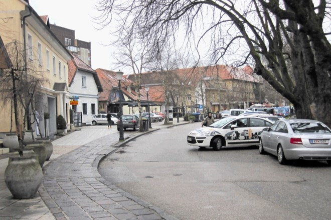 Ker bo občina Eipprovo ulico uredila v enosmerno cesto in razširila prostor za pešce in kolesarje, bo morala ukiniti...