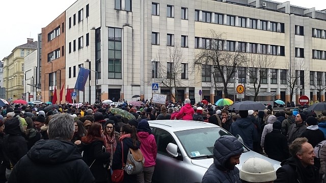 Na shodu v podporo beguncem se je po nekaterih ocenah zbralo med 1000 in 1500 ljudi. (Foto: Barbara Smajila)