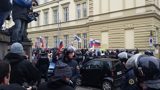 Skupini na Kotnikovi je ločevalo veliko število policistov, v polni bojni opravi. (Foto: Barbara Smajila)