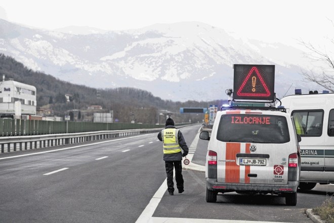 Ni jasno, ali bo Darsovo prakso daljinskega nadzora  cestnih nadzornikov pod drobnogled vzela tudi informacijska...