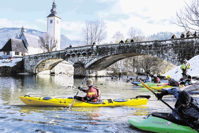 Če bohinjski občinski svetniki ne bodo upoštevali pripomb veslačev, ti na Bohinjskem jezeru po februarskem protestu...